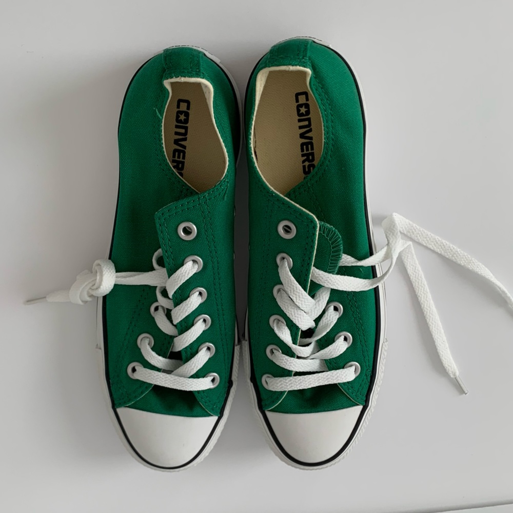 Brand new converse lovely color size 6